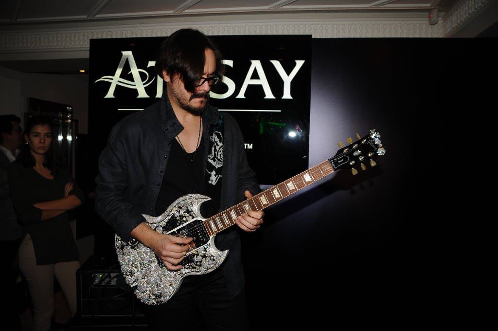 Milyon dolarlık gitar eşliğinde söylediler