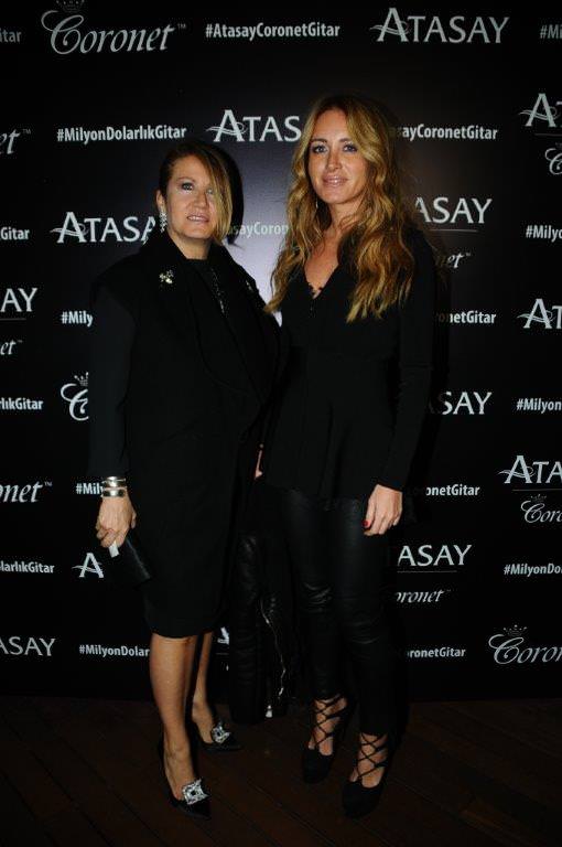 Milyon dolarlık gitar eşliğinde söylediler