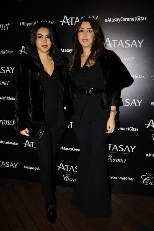 Milyon dolarlık gitar eşliğinde söylediler