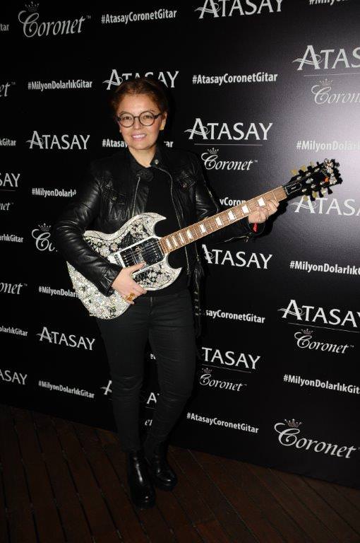 Milyon dolarlık gitar eşliğinde söylediler