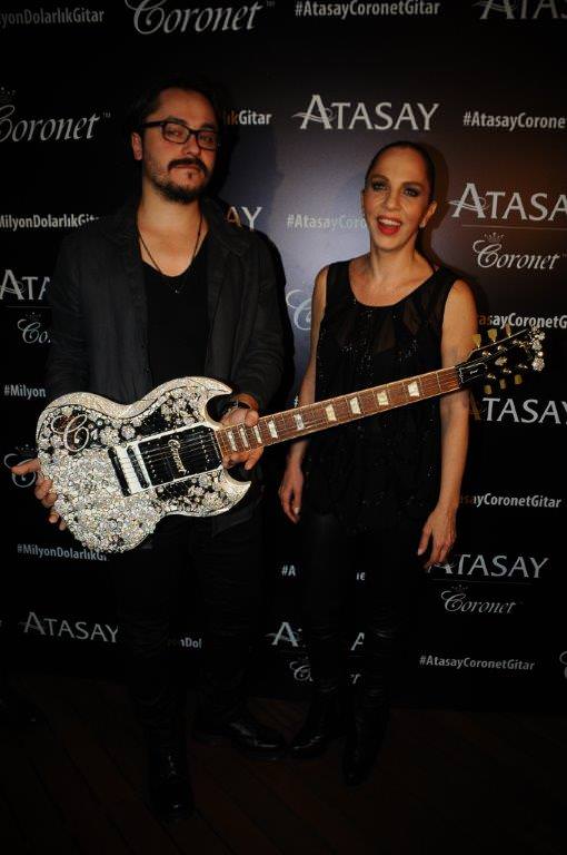 Milyon dolarlık gitar eşliğinde söylediler