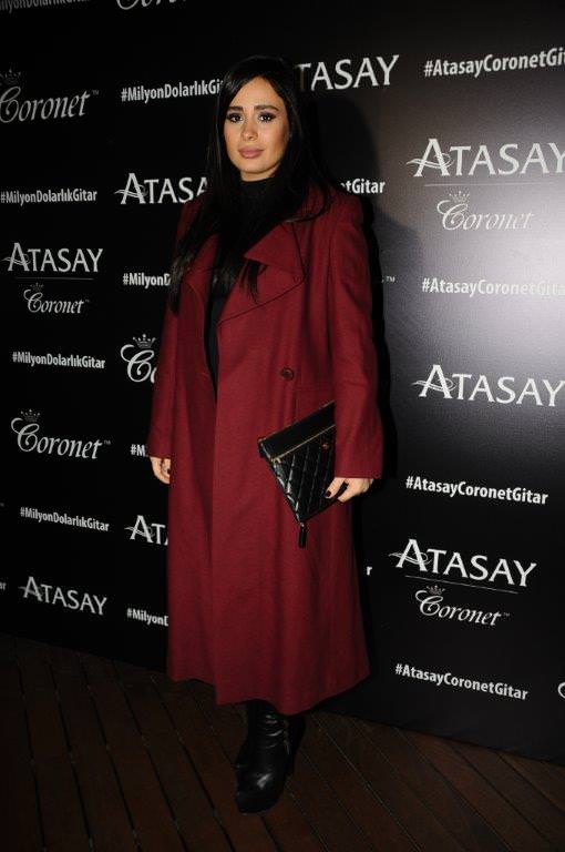 Milyon dolarlık gitar eşliğinde söylediler