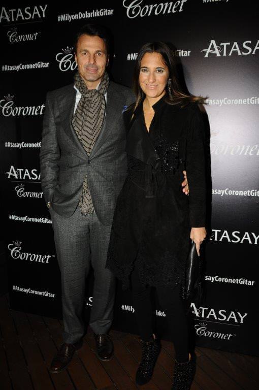 Milyon dolarlık gitar eşliğinde söylediler