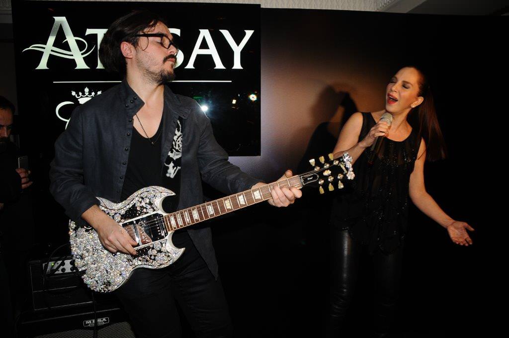 Milyon dolarlık gitar eşliğinde söylediler