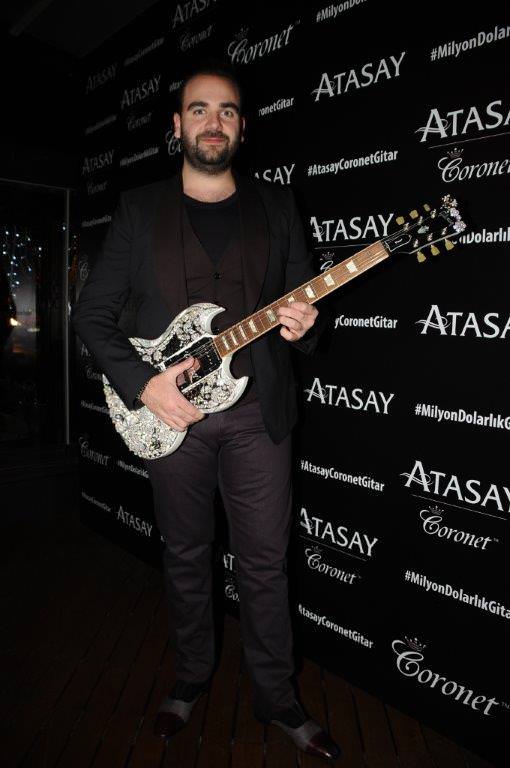 Milyon dolarlık gitar eşliğinde söylediler