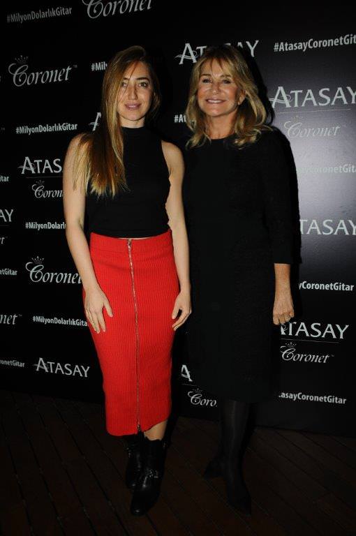 Milyon dolarlık gitar eşliğinde söylediler