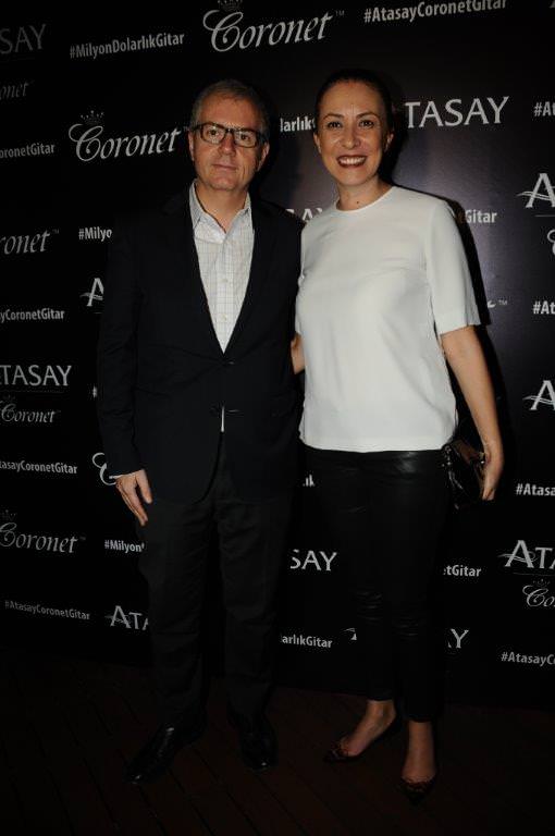 Milyon dolarlık gitar eşliğinde söylediler