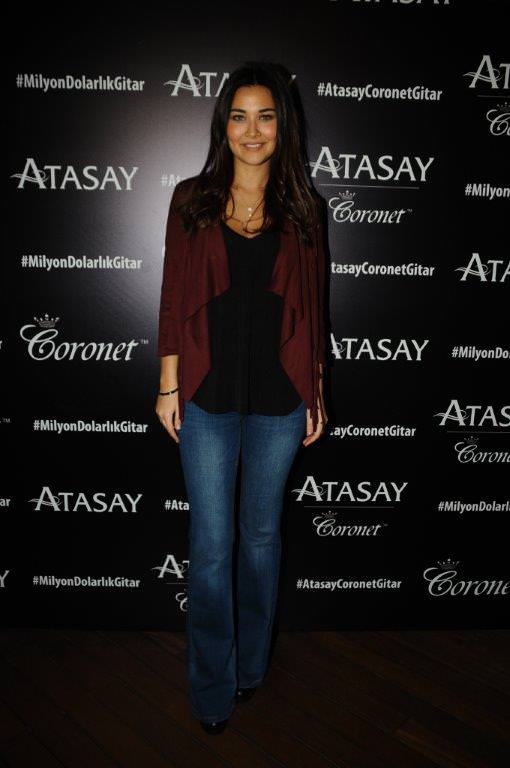 Milyon dolarlık gitar eşliğinde söylediler