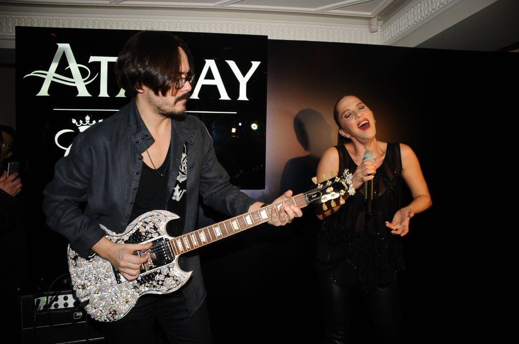 Milyon dolarlık gitar eşliğinde söylediler