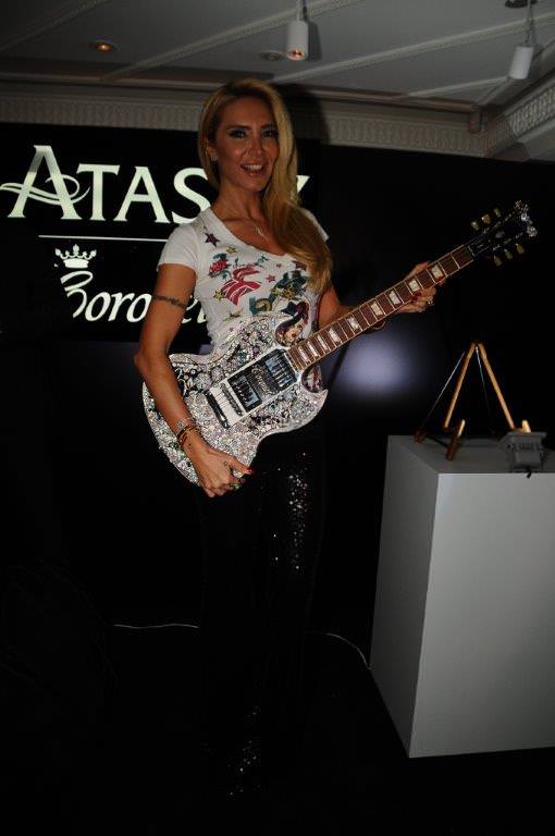 Milyon dolarlık gitar eşliğinde söylediler