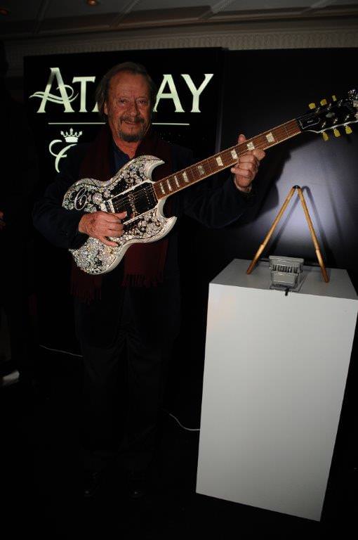 Milyon dolarlık gitar eşliğinde söylediler