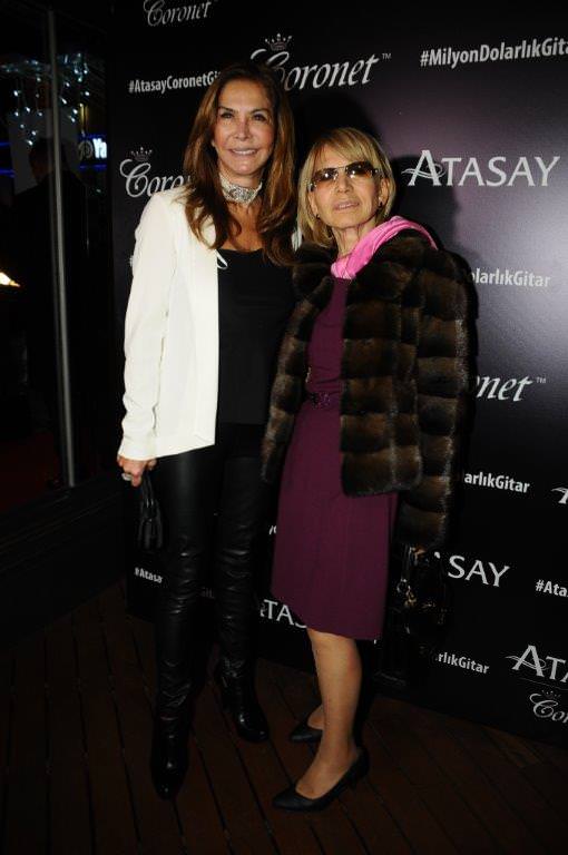 Milyon dolarlık gitar eşliğinde söylediler