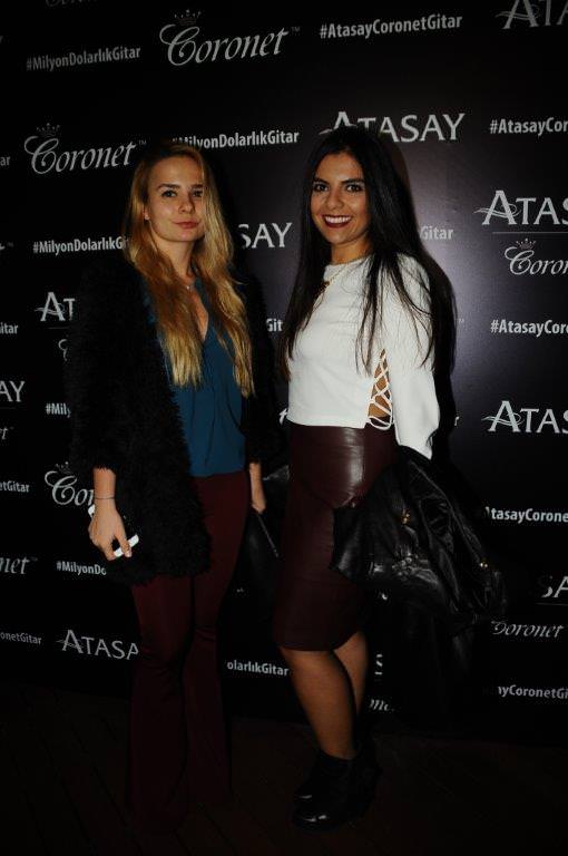 Milyon dolarlık gitar eşliğinde söylediler