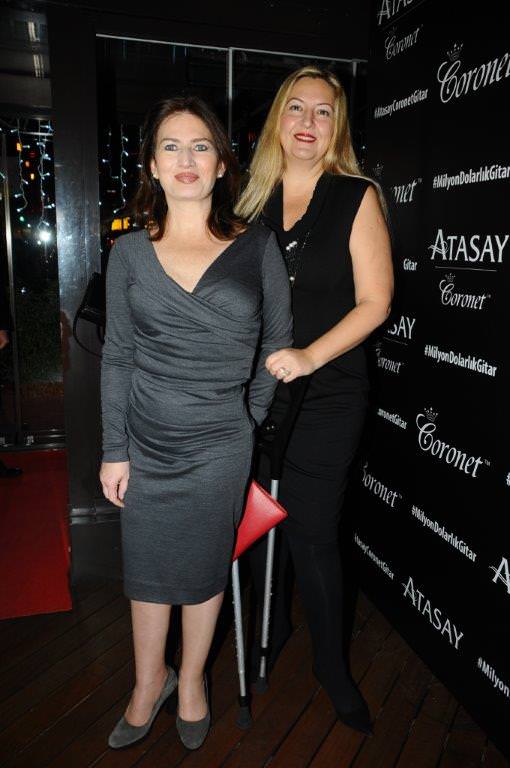 Milyon dolarlık gitar eşliğinde söylediler