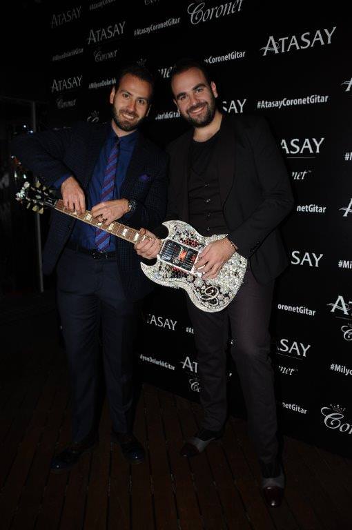 Milyon dolarlık gitar eşliğinde söylediler