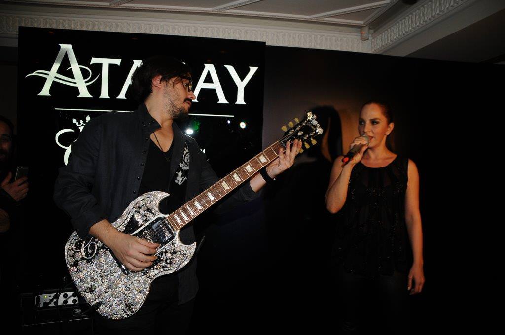 Milyon dolarlık gitar eşliğinde söylediler