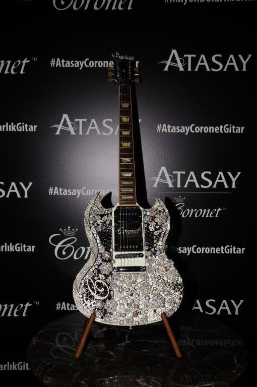 Milyon dolarlık gitar eşliğinde söylediler