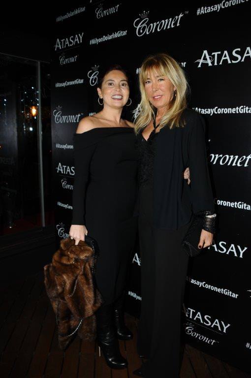 Milyon dolarlık gitar eşliğinde söylediler