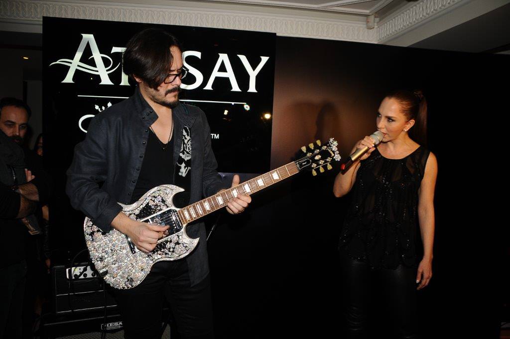 Milyon dolarlık gitar eşliğinde söylediler