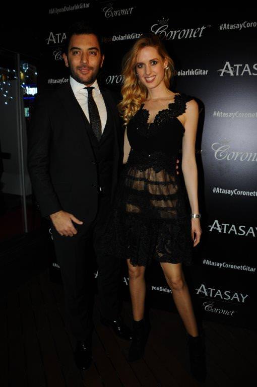 Milyon dolarlık gitar eşliğinde söylediler