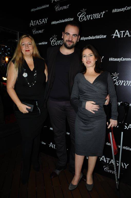 Milyon dolarlık gitar eşliğinde söylediler