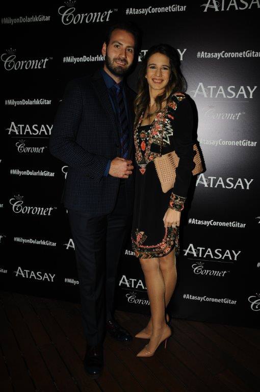 Milyon dolarlık gitar eşliğinde söylediler