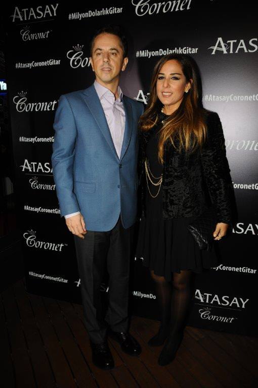 Milyon dolarlık gitar eşliğinde söylediler