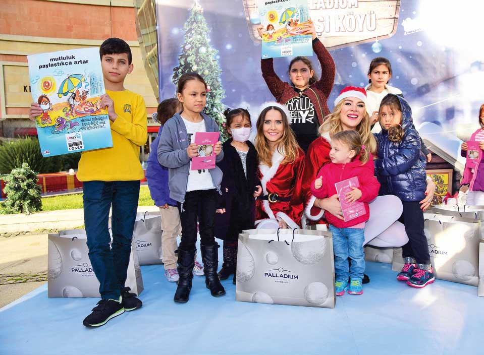 Çocuklar için bir araya gelip hediye dağıttılar