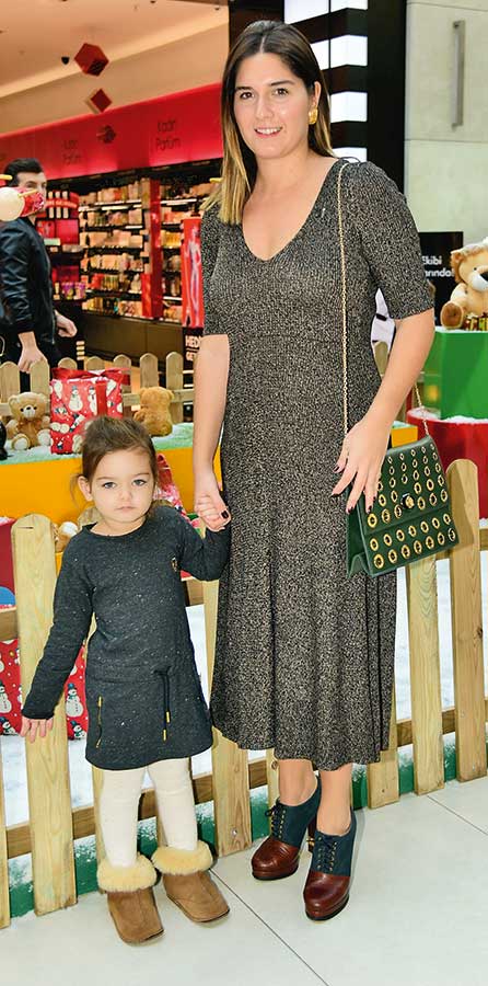 Çocuklar için bir araya gelip hediye dağıttılar