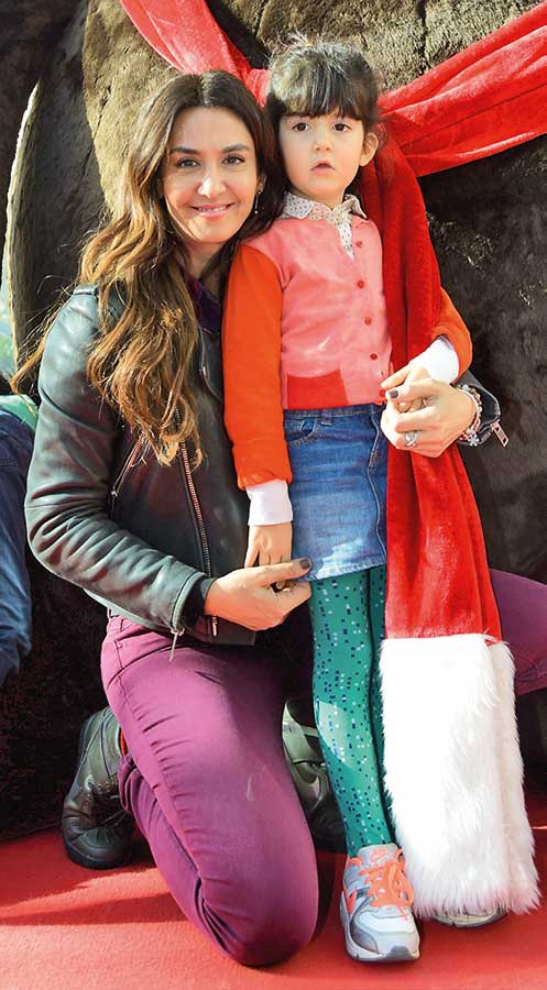 Çocuklar için bir araya gelip hediye dağıttılar