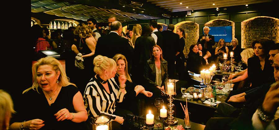 Müdavimleri ile 40. yaşını kutladı