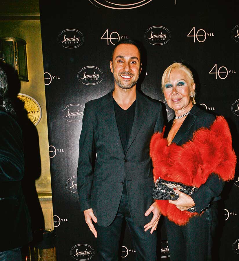 Müdavimleri ile 40. yaşını kutladı