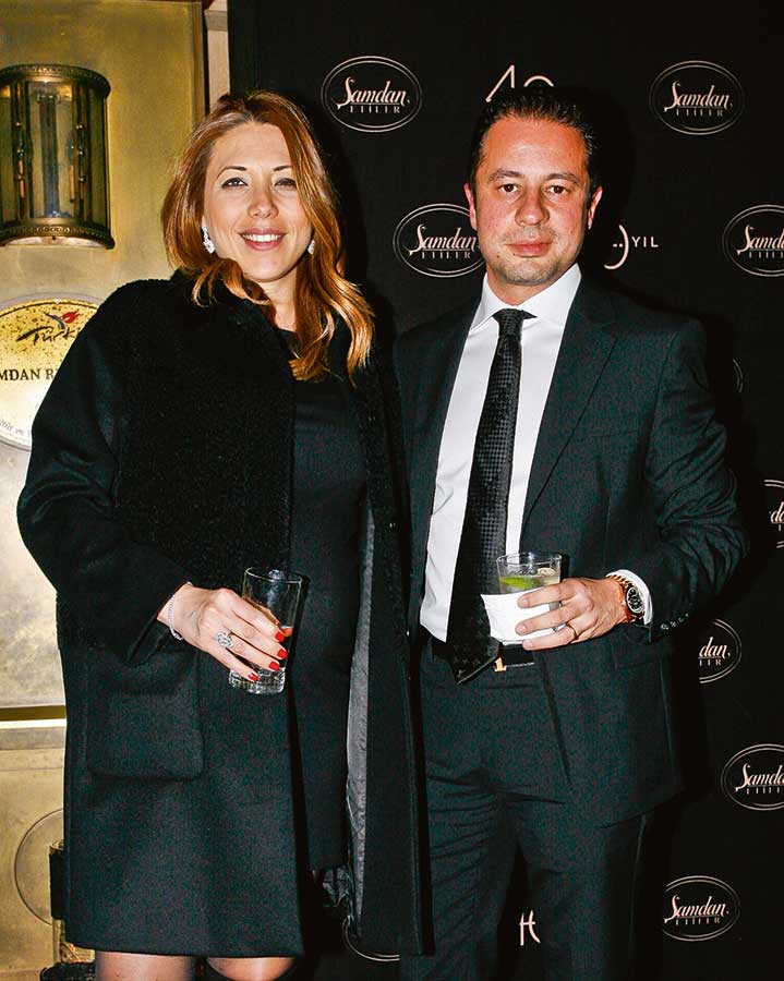 Müdavimleri ile 40. yaşını kutladı