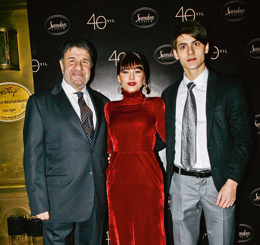 Müdavimleri ile 40. yaşını kutladı