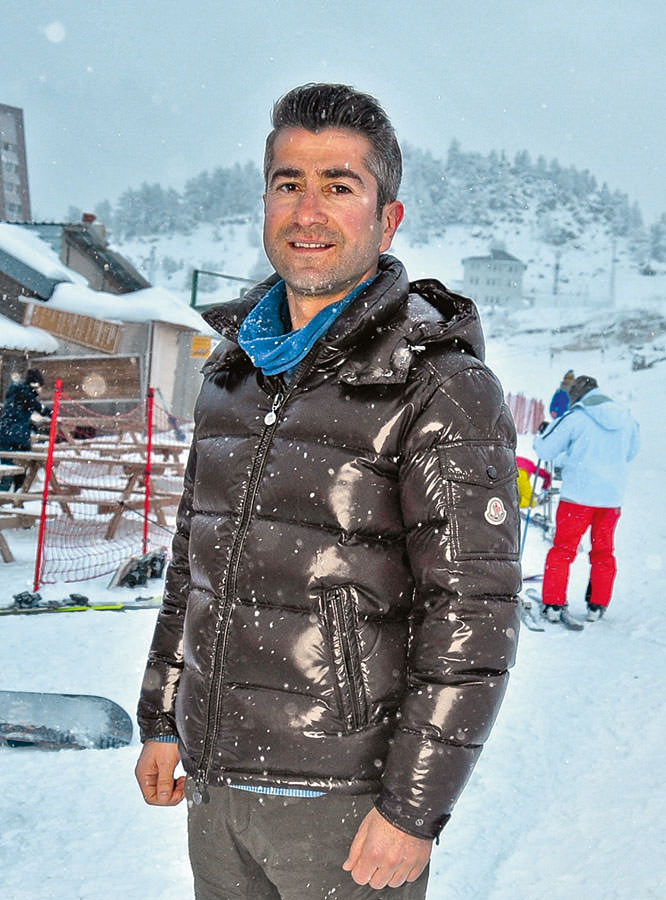 Gün boyu kayak pistinden inmediler 