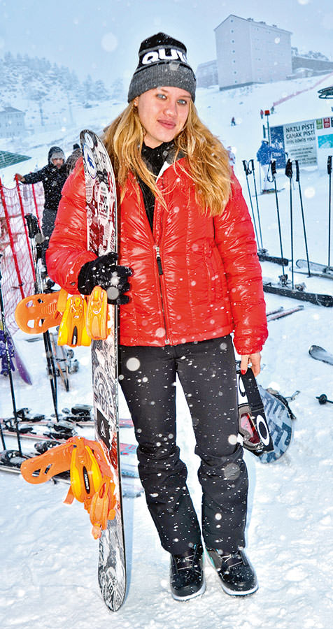 Gün boyu kayak pistinden inmediler 