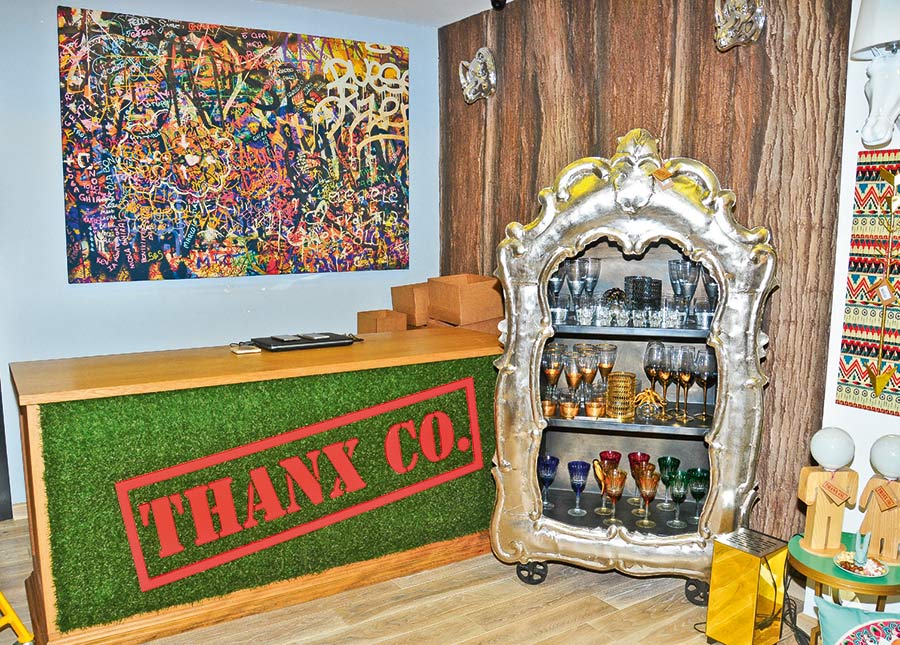 Mağazalarında parti verdiler