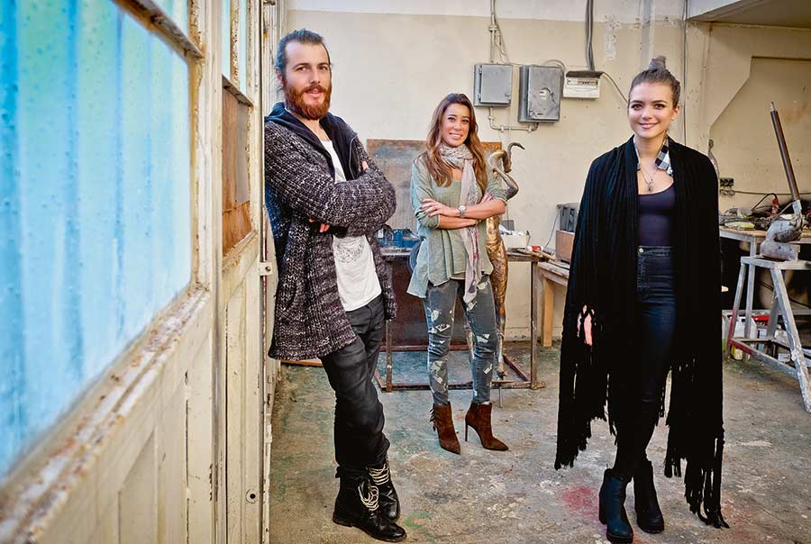 Bir galeri koordinatörü bir atölye ve iki sanatçı