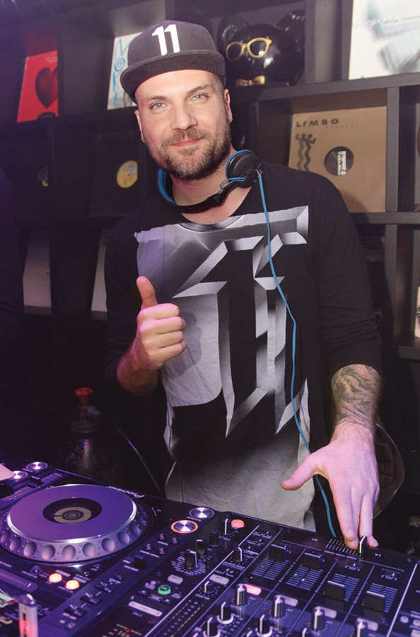 Ünlü gece kulübüne eğlenceli açılış