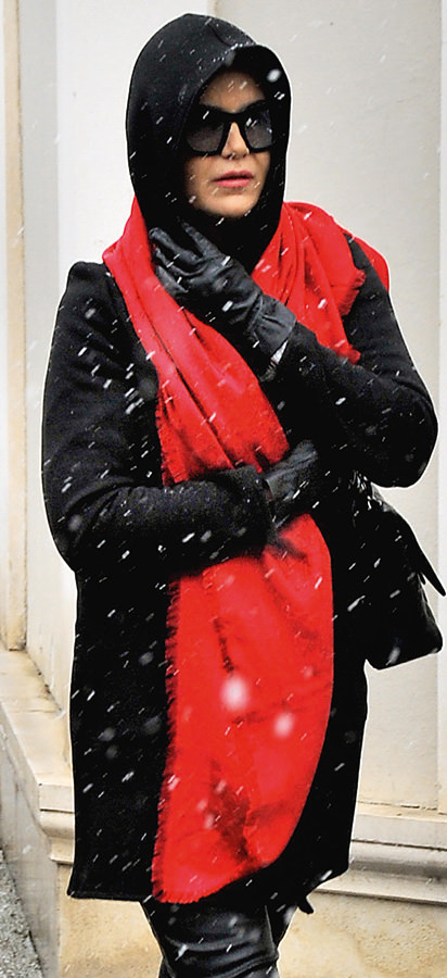 Eda Kosif babasını son yolculuğuna uğurladı