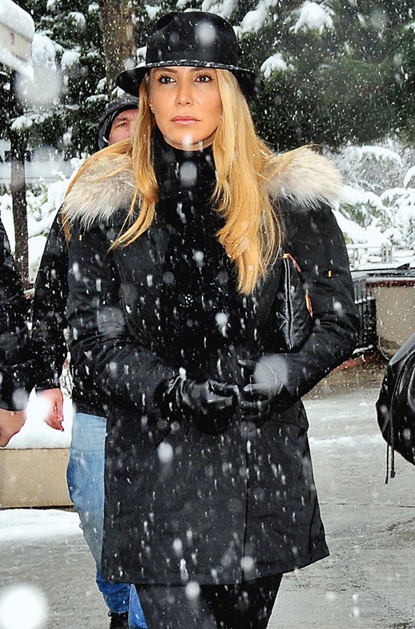 Eda Kosif babasını son yolculuğuna uğurladı