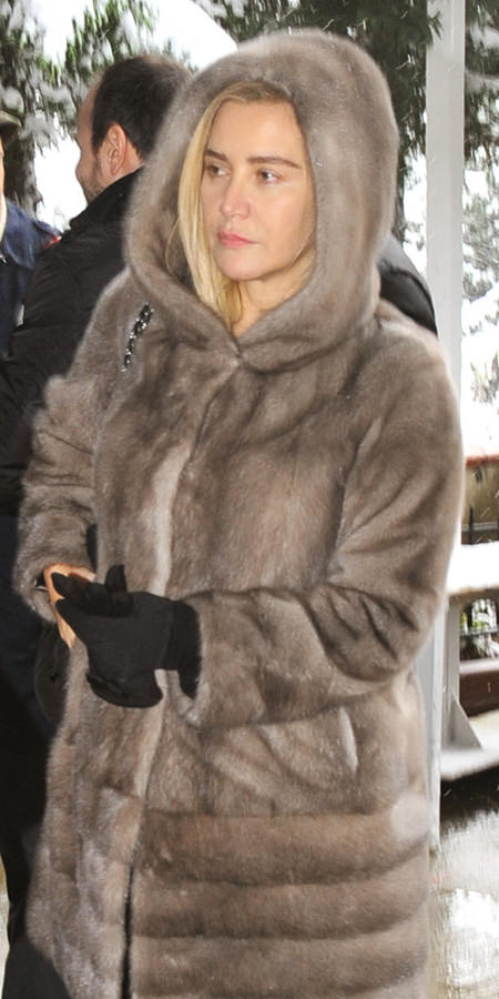 Eda Kosif babasını son yolculuğuna uğurladı