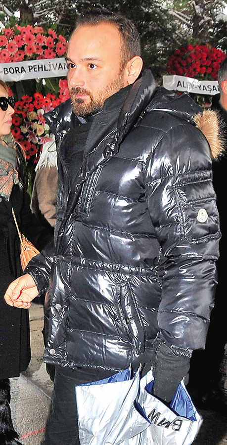 Eda Kosif babasını son yolculuğuna uğurladı