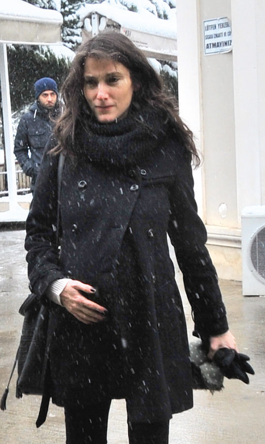 Eda Kosif babasını son yolculuğuna uğurladı