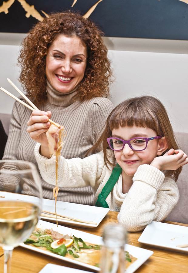 Çocuklarıyla birlikte suşi yaptılar 