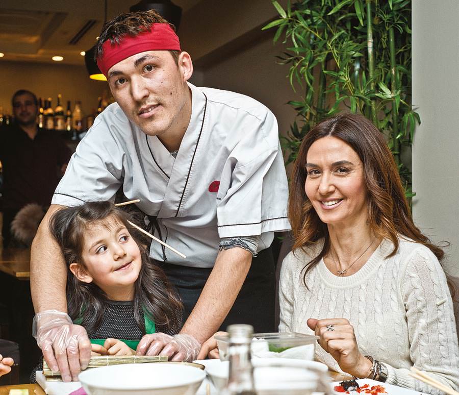 Çocuklarıyla birlikte suşi yaptılar 