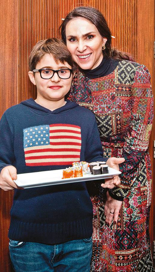 Çocuklarıyla birlikte suşi yaptılar 