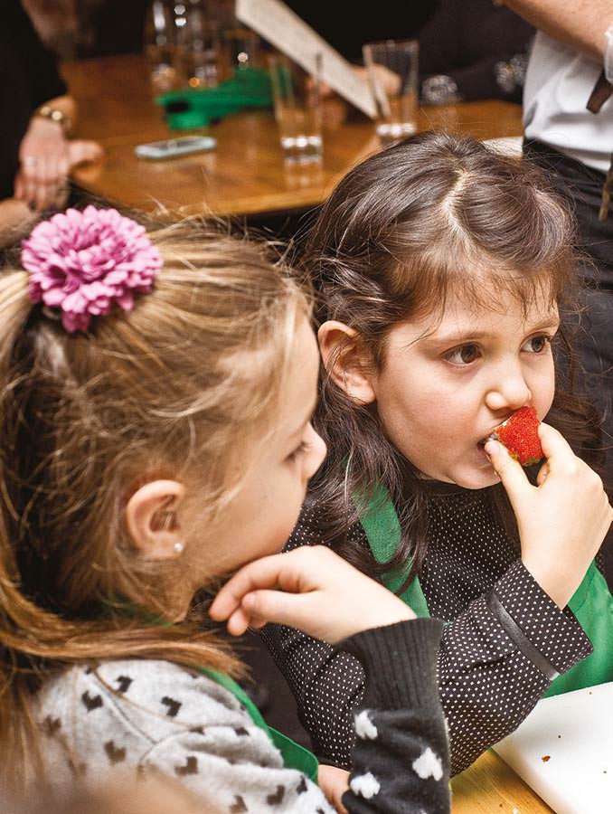 Çocuklarıyla birlikte suşi yaptılar 