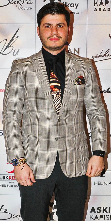 Helin Avşar'dan Kızılay yararına anlamlı defile 