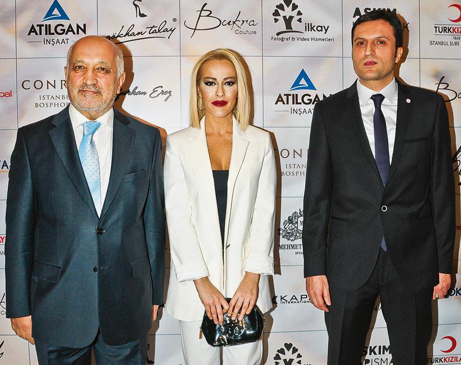 Helin Avşar'dan Kızılay yararına anlamlı defile